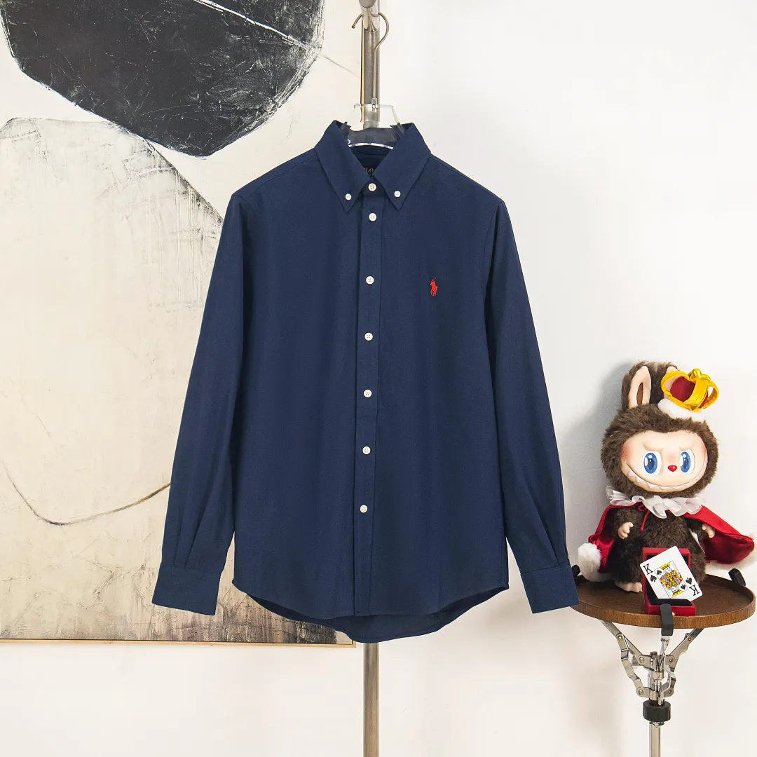 P270 zp version [Exclusive supply] Ralph Lauren/Ralph Lauren's classic evergreen single product 100 cotton Oxford spun old money style casual long-sleeved shirt. 100% restored workmanship. The entire garment is embedded with seams and clean edges. The upper back seams are reorganized for a better fit. ✅ 100 cotton Oxford spun on the face. Pre-wash treatment. The texture is tight and soft. ✅ Custom dyed original pearlescent white bottom buttons. Size partitions. ✅ Special shaped chiffon foil is included in the collar door tube. It is not easy to deform and pull. ✅ RL classic version of the Oxford shirt. The thick and crisp feeling brought by the Oxford cloth. It can be worn alone or as an outer layer. It can be worn in all seasons. It is a must-have item for the wardrobe. Get it with your eyes closed. Color: black, white, pink, blue, carbon gray, khaki, navy blue and red label, dark blue and white label (8 colors) Size: S M L XL Number: WW10967